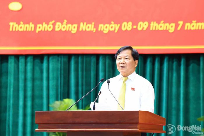 Thành ủy viên, Phó Chủ tịch HĐND thành phố Trần Văn Mi thông qua chương trình kỳ họp. Ảnh: Công Nghĩa