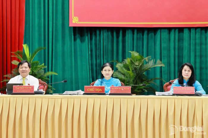 Các đồng chí chủ tọa kỳ họp. Ảnh: Công Nghĩa