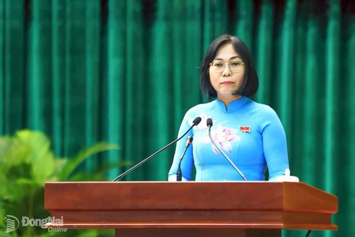 Thành ủy viên, Phó Chủ tịch UBND thành phố Nguyễn Thị Hoàng trình bày báo cáo tại kỳ họp. Ảnh: Công Nghĩa