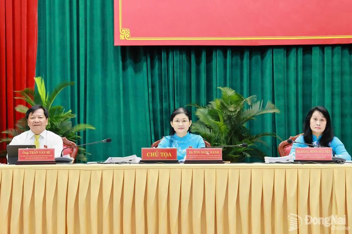 Các đồng chí chủ tọa kỳ họp. Ảnh: Công Nghĩa