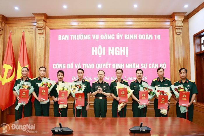 Thiếu tướng Phạm Bá Hiền, Tư lệnh Binh đoàn 16 trao quyết định của Bộ trưởng Bộ Quốc phòng và Binh đoàn cho các đồng chí được bổ nhiệm chức vụ.