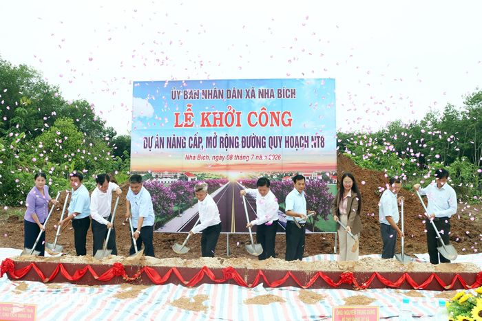 Lãnh đạo xã Nha Bích thực hiện nghi thức khởi công dự án. Ảnh: Xuân Túc