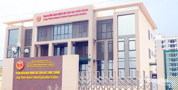 Trụ sở Trạm kiểm dịch động vật Sân bay Long Thành hiện đã hoàn thành xây dựng các hạng mục nhà trung tâm, tường rào, nhà bảo vệ, khu để xe và trạm kiểm tra sản phẩm động vật. Ảnh: Phạm Tùng