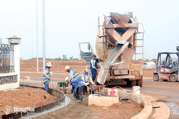 Hiện nay, các đơn vị thi công đang tiếp tục hoàn thiện hệ thống đường giao thông, thoát nước tại khu vực xây dựng trụ sở các cơ quan quản lý nhà nước tại Sân bay Long Thành. Ảnh: Phạm Tùng