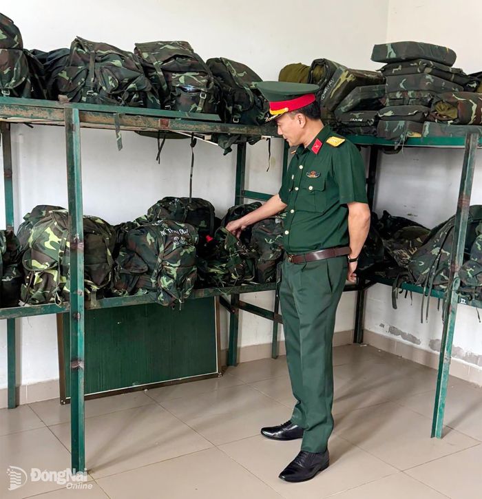 Trưởng đoàn kiểm tra kho quân nhu tại Trung đoàn Đồng Nai. Ảnh: ĐVCC