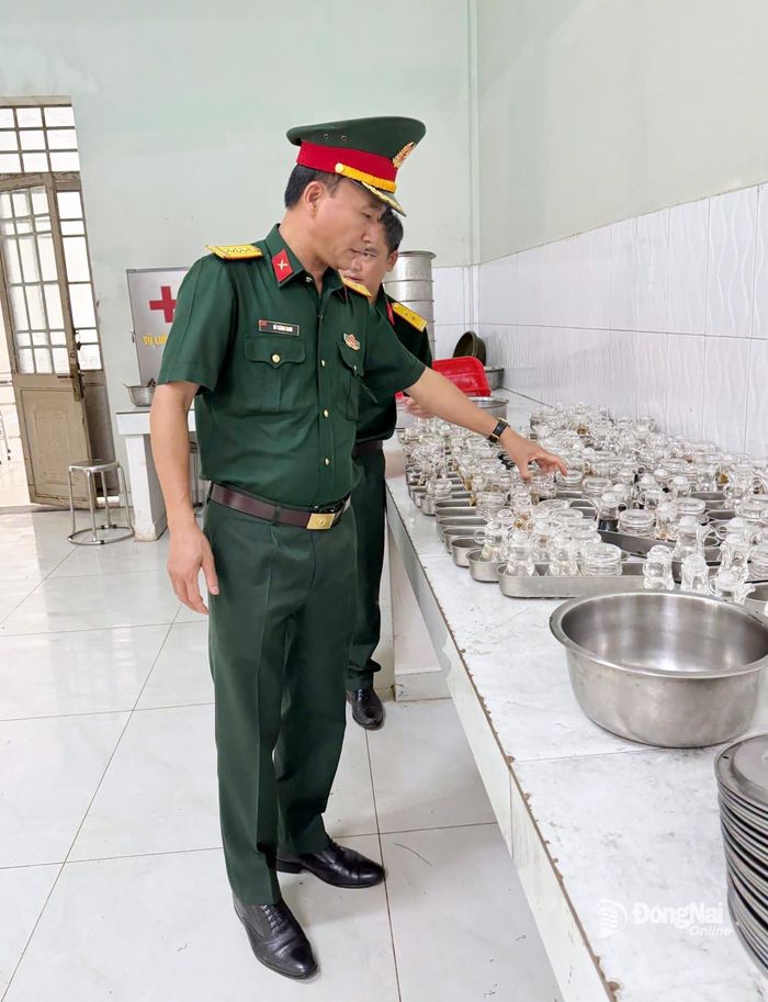 Đại tá Võ Thành Danh, Ủy viên Ban Thường vụ Thành ủy, Chỉ huy trưởng Bộ Chỉ huy Quân sự thành phố kiểm tra khu bếp ăn của đơn vị. Ảnh: ĐVCC