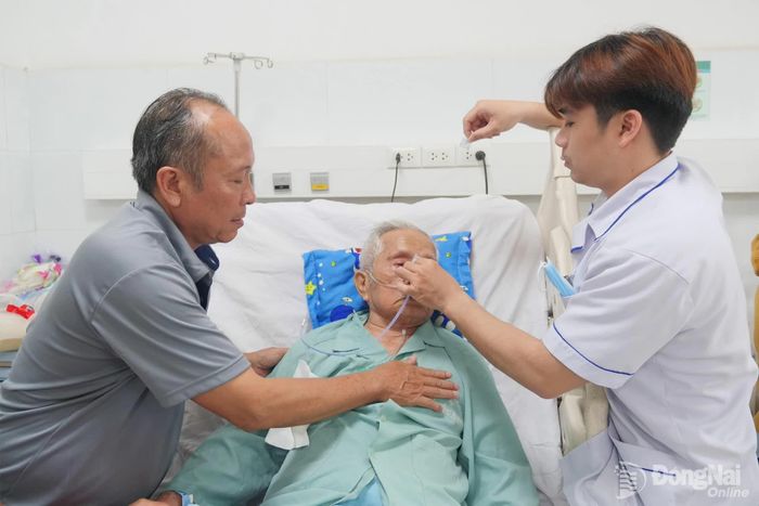 Người thân, nhân viên y tế chăm sóc người cao tuổi ở Bệnh viện Đa khoa Thống Nhất. Ảnh: Hạnh Dung