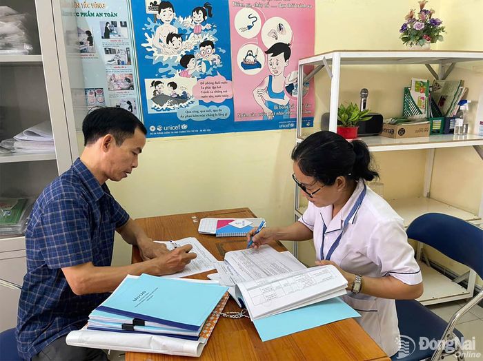 Thành viên đoàn công tác kiểm tra, hướng dẫn cơ sở thực hiện các tiêu chí trong bộ tiêu chí xây dựng nông thôn mới. Ảnh: Xuân Hiệp
