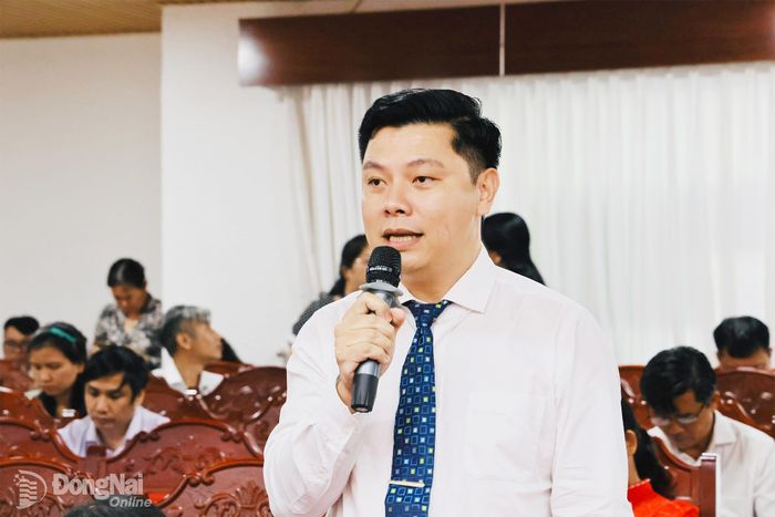 Giám đốc Trung tâm Phát triển quỹ đất thành phố Đồng Nai Nguyễn Cao Tài trao đổi, làm rõ thông tin về công tác giải phóng mặt bằng. Ảnh: Công Nghĩa