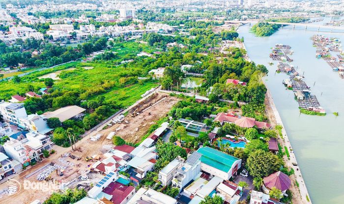 Công tác giải phóng mặt bằng đi cùng với triển khai xây dựng Dự án Đường ven sông Cái (phường Trấn Biên) đang được triển khai khẩn trương. Ảnh: Công Nghĩa