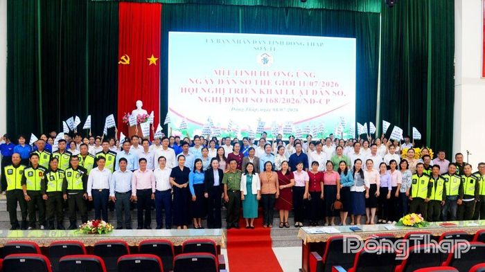 Các đại biểu chụp ảnh lưu niệm tại buổi mít tinh.