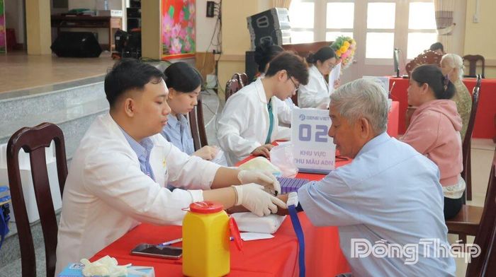 Thu nhận mẫu sinh phẩm ADN của thân nhân liệt sĩ.