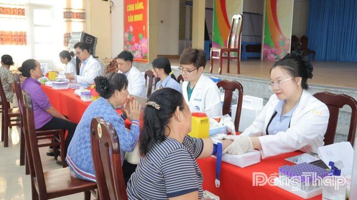 Thu nhận mẫu sinh phẩm ADN của thân nhân liệt sĩ.
