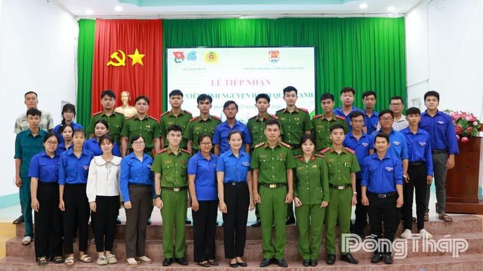 Đoàn viên, thanh niên xã Tháp Mười giao lưu, chụp ảnh lưu niệm với học viên Trường Đại học Cảnh sát nhân dân.