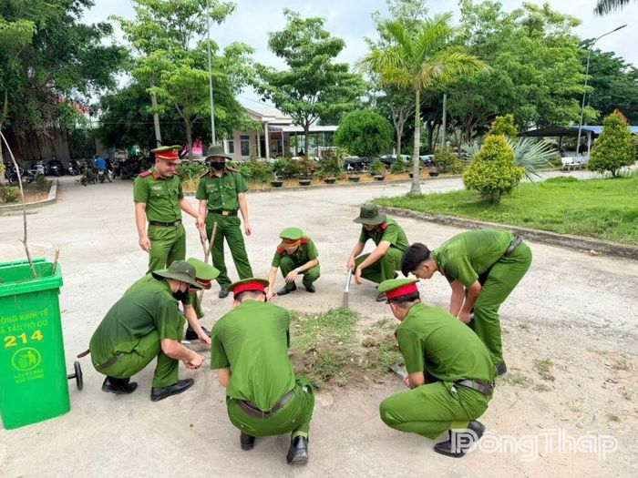 Các chiến sĩ tình nguyện Trường Đại học Cảnh sát Nhân dân cùng đoàn viên, thanh niên địa phương đã tổ chức tổng vệ sinh khuôn viên UBND xã Tân Hộ Cơ. 