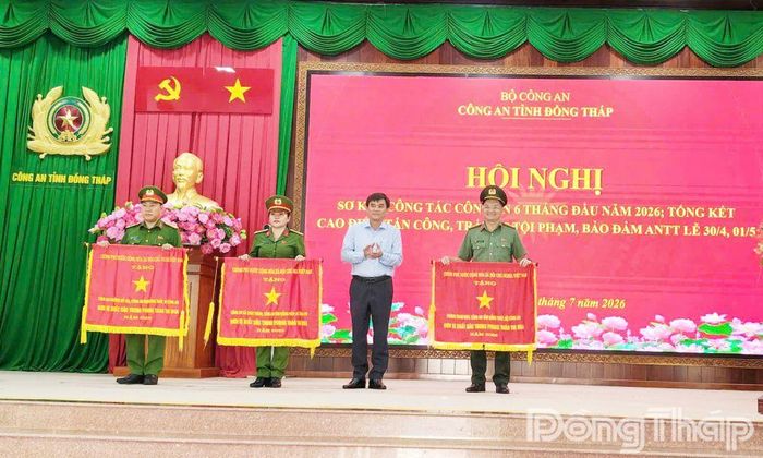 Đồng chí Nguyễn Văn Mười trao Cờ thi đua Chính phủ tặng 3 tập thể có thành tích xuất sắc trong Phong trào thi đua “Vì an ninh Tổ quốc” năm 2025.