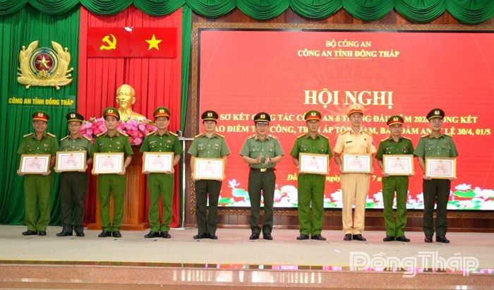 Thiếu tướng Lâm Phước Nguyên trao Bằng khen của Chủ tịch UBND tỉnh tặng các tập thể, cá nhân.