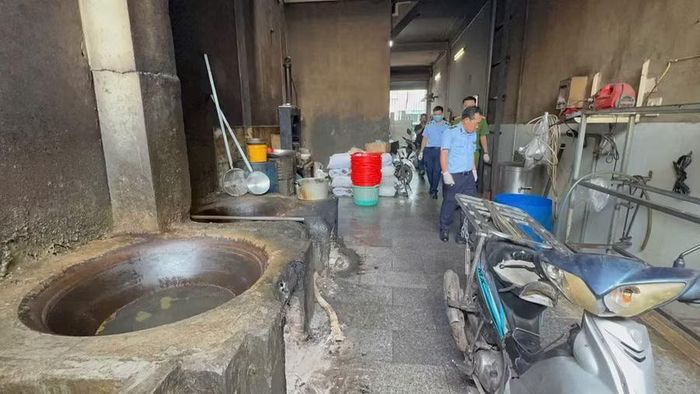 Các lực lượng chức năng phối hợp kiểm tra cơ sở kinh doanh trên đường Trần Hưng Đạo. Ảnh: ĐVCC