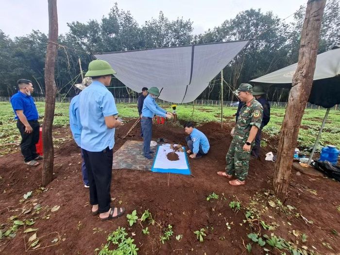 Đội K52 tìm kiếm, quy tập hài cốt liệt sĩ tại làng Yăng. Ảnh: Nguyễn Hoàng