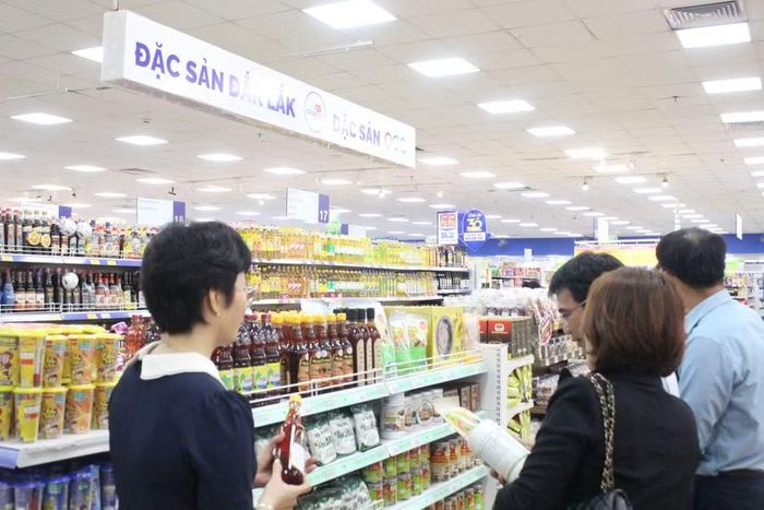 Các nhóm hàng được trưng bày trên kệ hàng là hàng nông sản đặc trưng, sản phẩm OCOP, sản phẩm công nghiệp nông thôn tiêu biểu của tỉnh Đắk Lắk. Ảnh: Anh Khang