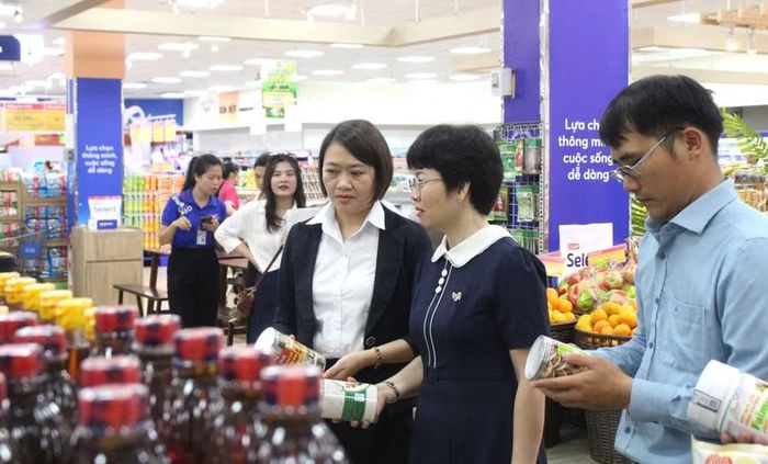Đại diện Ủy ban MTTQ Việt Nam phường Tuy Hòa, Siêu thị Co.opmart Tuy Hòa, doanh nghiệp của tỉnh Đắk Lắk tham quan Điểm trưng bày, nhận diện hàng Việt Nam được hình thành tại Siêu thị Co.opmart Tuy Hòa (phường Tuy Hòa). Ảnh: Anh Khang