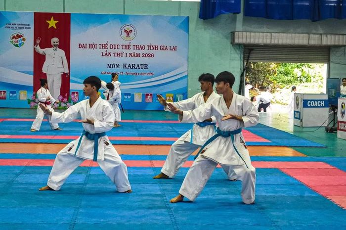  Vận động viên Trần Võ Tuấn Kiệt (bìa phải) và Trần Võ Trí Tín (bìa trái) thi đấu nội dung quyền đồng đội nam môn Karate tại Đại hội Thể dục thể thao tỉnh Gia Lai lần thứ I - 2026. Ảnh: R.H 