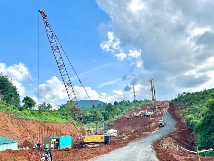  Đơn vị thi công huy động nhân lực, thiết bị để đẩy nhanh tiến độ dự án thành phần 3 thuộc Dự án đường bộ cao tốc Quy Nhơn - Pleiku. Ảnh: Hà Duy 