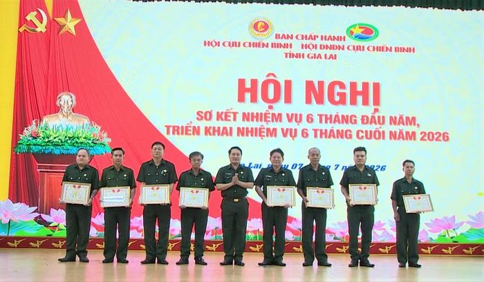  Hội Cựu chiến binh tỉnh trao bằng khen cho 8 cá nhân có thành tích xuất sắc trong Cuộc thi chính luận về bảo vệ nền tảng tư tưởng của Đảng lần thứ VI năm 2026. Ảnh: Bảo Long 