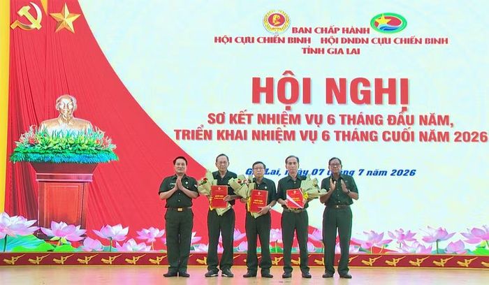  Hội Cựu chiến binh tỉnh trao quyết định bổ nhiệm 3 Phó Chủ tịch Hội Doanh nghiệp, Doanh nhân Cựu chiến binh tỉnh. Ảnh: Bảo Long 