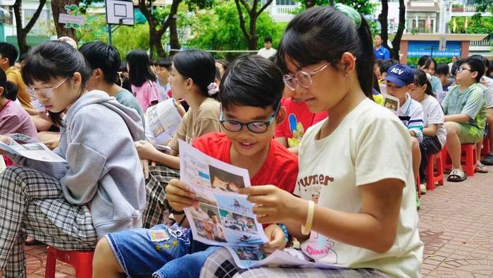 Trẻ em phường Quy Nhơn đọc tờ rơi về một số loại ma túy thường gặp tại buổi sinh hoạt hè lồng ghép nội dung tuyên truyền về phòng chống ma túy. Ảnh: D.L