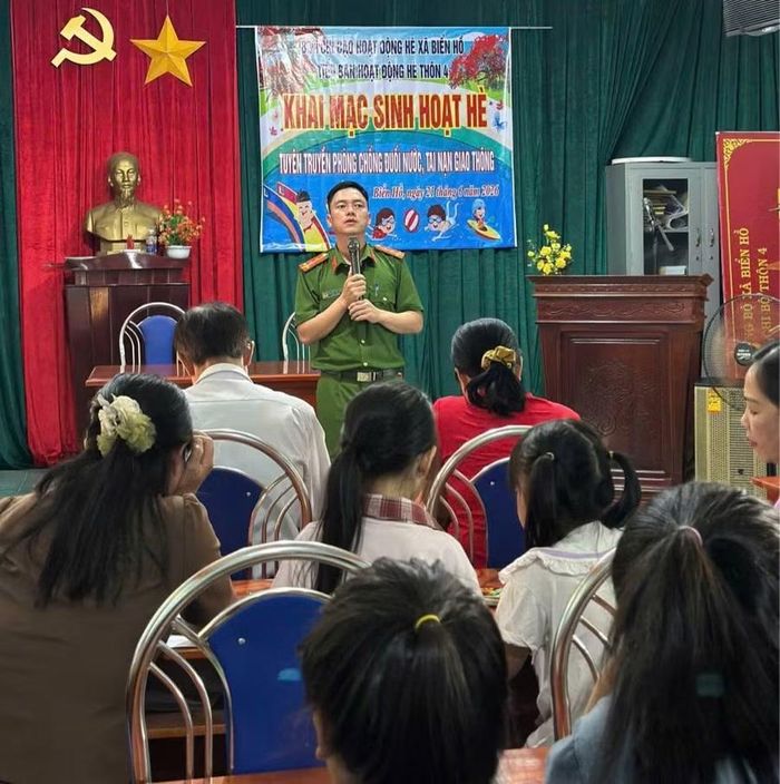 Tuyên truyền pháp luật là một trong những nội dung trọng tâm tại các buổi sinh hoạt hè trên địa bàn xã Biển Hồ. Ảnh: ĐVCC