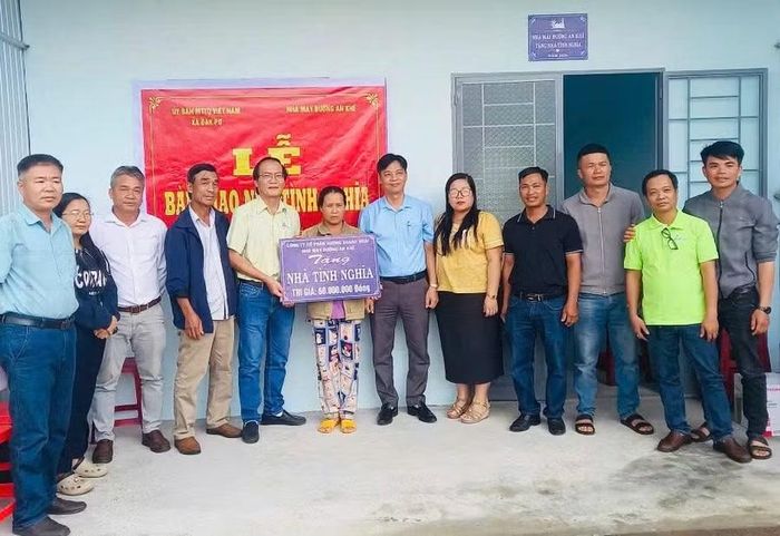  Đại diện Ủy ban MTTQ Việt Nam xã Đak Pơ và Nhà máy Đường An Khê bàn giao nhà tình nghĩa cho bà Bùi Thị Hồng Nga. Ảnh: N.T 