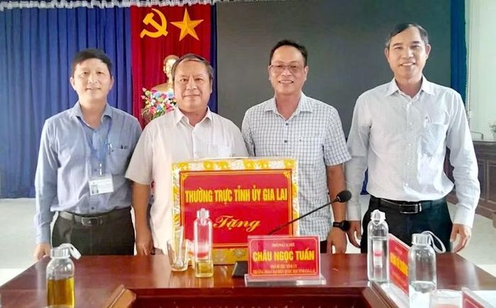 Phó Bí thư Tỉnh ủy Châu Ngọc Tuấn (thứ 2 từ trái sang) tặng quà cho Thường trực Đảng ủy xã Canh Liên. Ảnh: Hà Đức