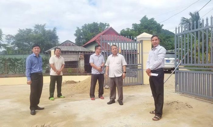 Phó Bí thư Tỉnh ủy, Trưởng Đoàn đại biểu Quốc hội tỉnh Châu Ngọc Tuấn (thứ hai từ phải sang) khảo sát tình hình thực tế tại xã Canh Liên. Ảnh: Hà Đức