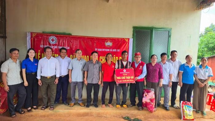  Bàn giao căn nhà cho ông Siu A (làng Krai). Ảnh: Đinh Yến 