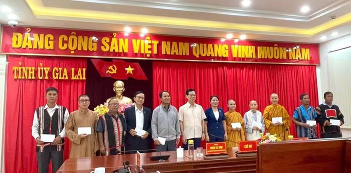  Phó Trưởng Ban Tuyên giáo và Dân vận Trung ương Triệu Tài Vinh (thứ 6 từ trái sang) và Trưởng Ban Tuyên giáo và Dân vận Tỉnh ủy Nguyễn Thị Phong Vũ tặng quà các chức sắc, người uy tín. Ảnh: P.D 