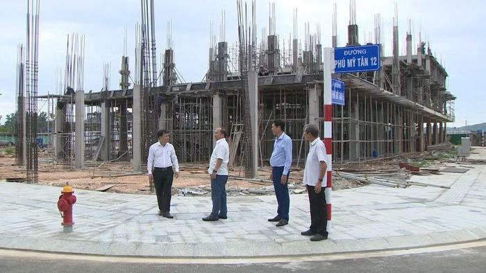 Phó Bí thư Thường trực Tỉnh ủy Rah Lan Chung (thứ 2 từ trái sang) kiểm tra thực tế tiến độ xây dựng Khu đô thị Phú Mỹ Tân, phường Hoài Nhơn Nam. Ảnh: Trung Nghĩa
