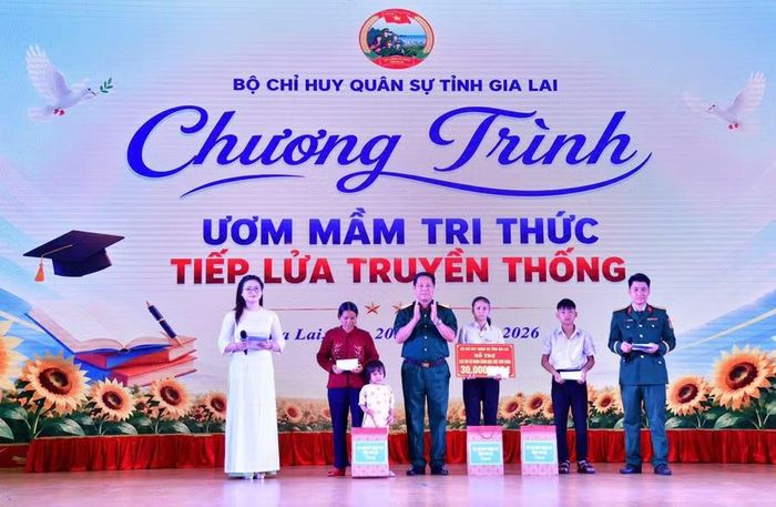  Đại diện Bộ Chỉ huy Quân sự tỉnh trao học bổng cho 4 học sinh có hoàn cảnh đặc biệt khó khăn. Ảnh: ĐVCC 