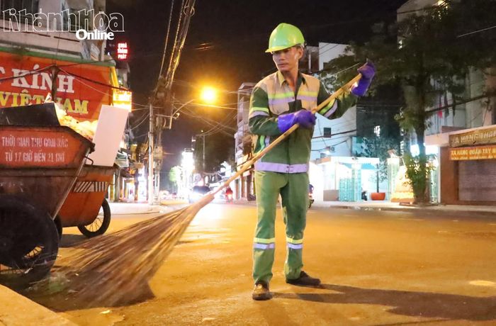 Sau khi thu gom xong rác trong khu dân cư, đến 21 giờ, anh Trần Tiến Sỹ mới bắt đầu công việc quét rác trên đường phố.