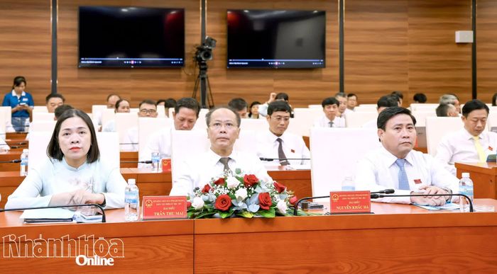 Các đồng chí: Lâm Đông, Nguyễn Khắc Hà và các đại biểu tham dự kỳ họp.