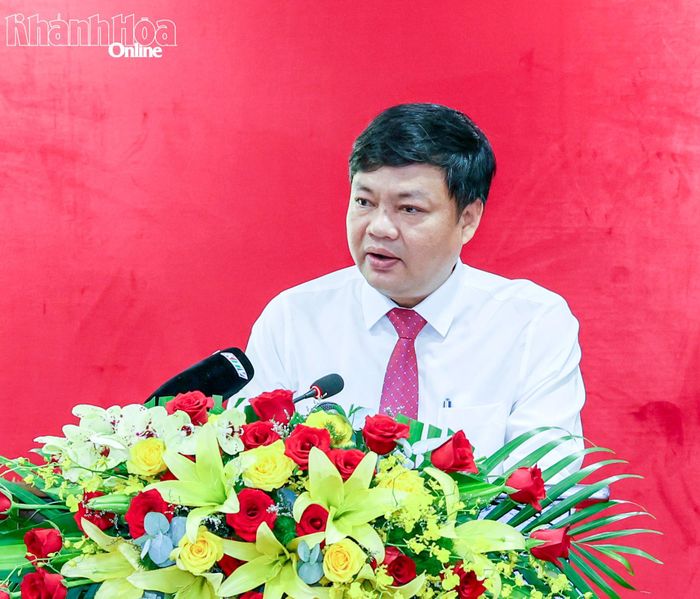 Phó Chủ tịch Ủy ban MTTQ Việt Nam tỉnh Lê Văn Hoan trình bày báo cáo.