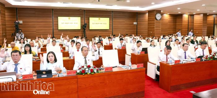 Các đại biểu biểu quyết thông qua chương trình kỳ họp.