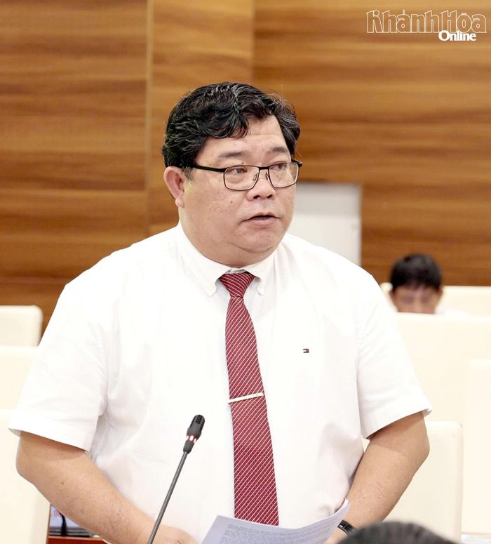 Giám đốc Sở Tài Chính Châu Ngô Anh Nhân phát biểu làm rõ một số vấn đề đại biểu HĐND tỉnh nêu