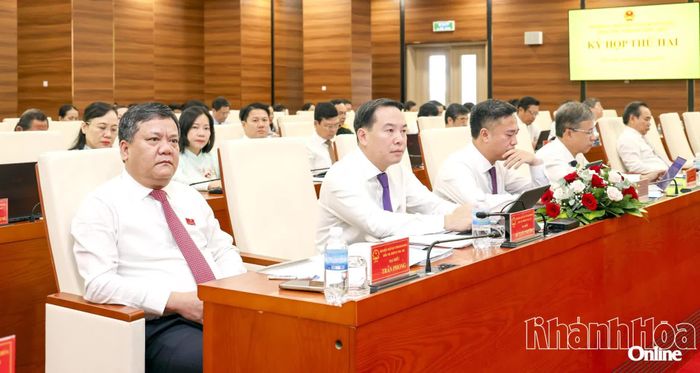 Các đồng chí: Trần Phong, Hồ Xuân Trường, Nguyễn Việt Hùng và các đại biểu tham dự kỳ họp.