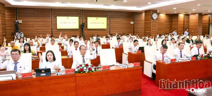 Các đại biểu biểu quyết thông qua chương trình kỳ họp.