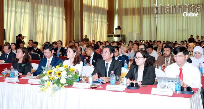 Lãnh đạo Bộ Ngoại giao, Bộ Văn hóa, Thể thao và Du lịch, UBND tỉnh Khánh Hòa dự hội nghị.