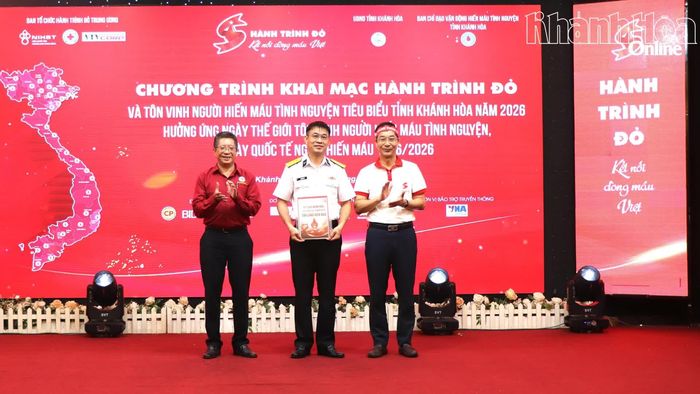 Ban tổ chức trao kết quả thực hiện xét nghiệm nhóm máu cho đại diện Vùng 4 Hải quân.