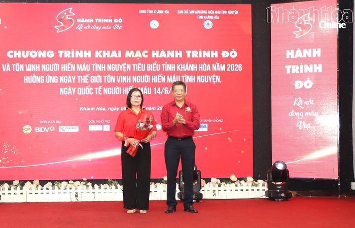 Ban tổ chức trao khánh bạc và phù hiệu 70 lần hiến máu cho bà Trần Thị Mai (phường Bắc Cam Ranh).