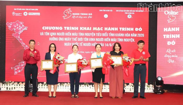 Ban tổ chức tặng hoa tri ân các đơn vị đồng hành, hỗ trợ Chương trình Hành trình Đỏ và tôn vinh người hiến máu tình nguyện tiêu biểu của tỉnh.