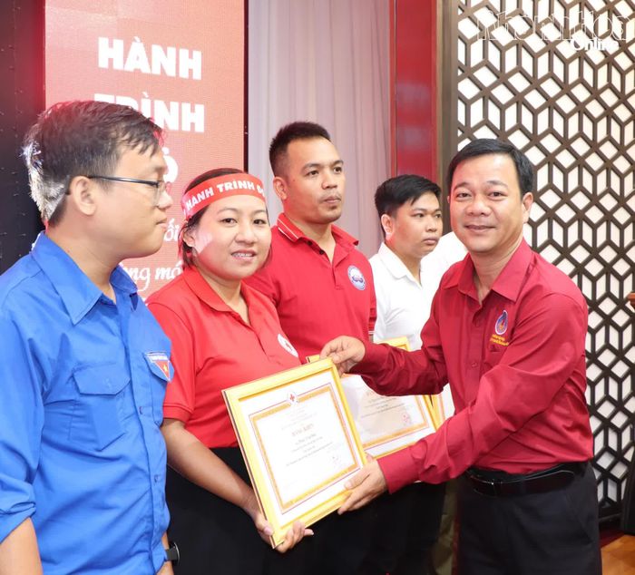 Ban tổ chức trao bằng khen cho các cá nhân.